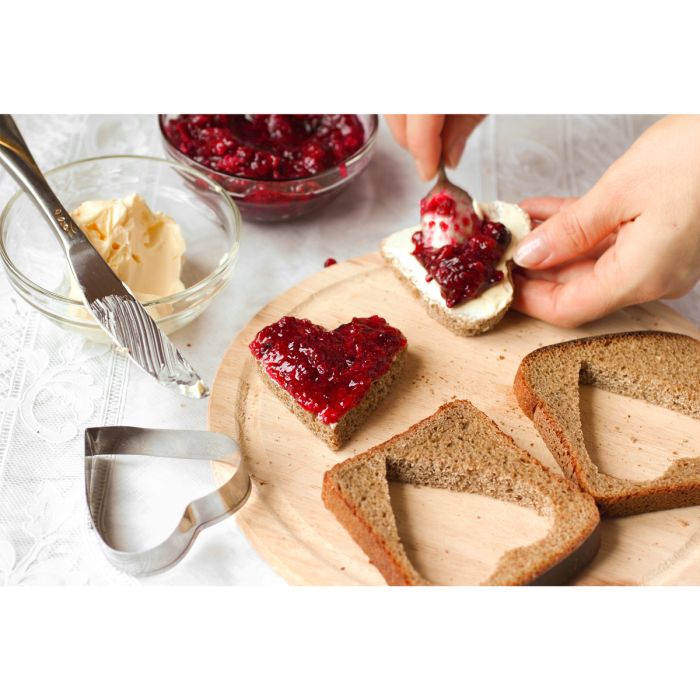 Load image into Gallery viewer, Mrs. Anderson's Baking Heart Cutter with Storage Container, Set of 5

