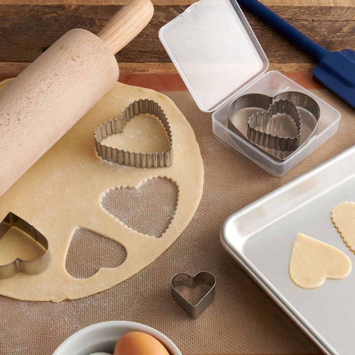 Load image into Gallery viewer, Mrs. Anderson's Baking Heart Cutter with Storage Container, Set of 5
