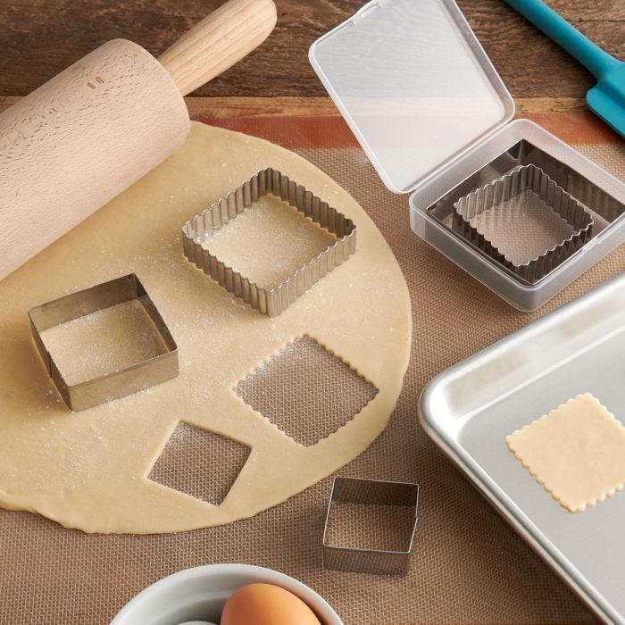 Load image into Gallery viewer, Mrs. Anderson's Baking Square Cutter with Reusable Storage Container, Set of 5
