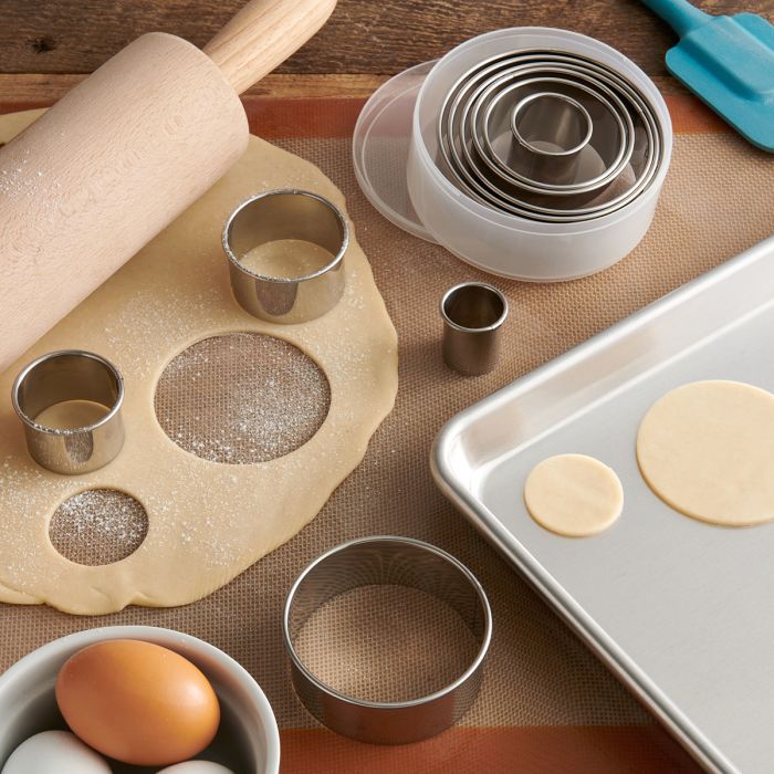 Load image into Gallery viewer, Mrs. Anderson's Baking Round Cutters with Reusable Storage Container, Set of 10
