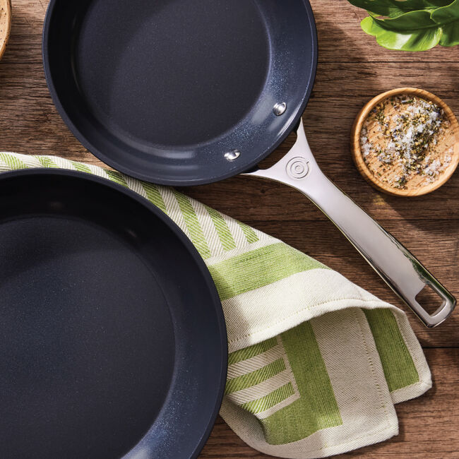 Load image into Gallery viewer, Le Creuset Essential Non-stick Ceramic Fry Pan
