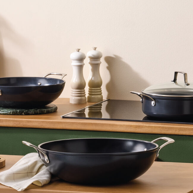 Load image into Gallery viewer, Le Creuset Essential Non-stick Ceramic Wok
